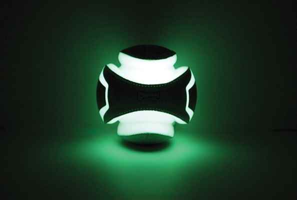 Chuckit! Kick Fetch Max Glow Gece Parlayan Oyun Topu